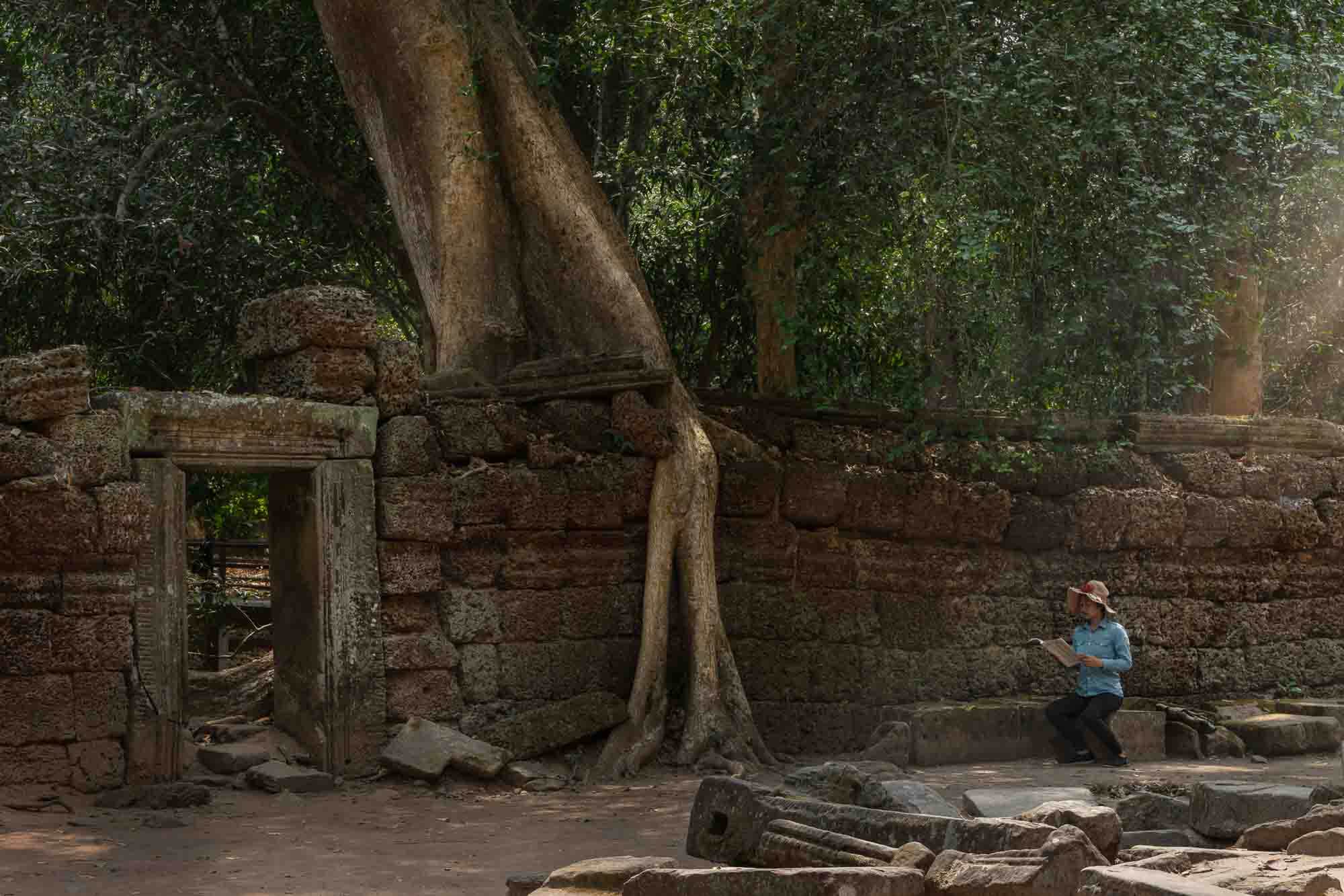 Tour Guide sitting, Angkor Wat, Camboya | Dani Vottero